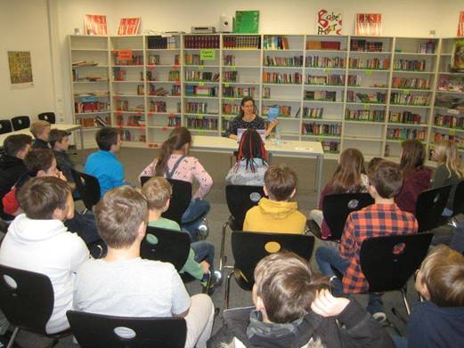 Bild könnte enthalten: eine oder mehrere Personen und Personen, die sitzen