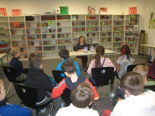 Bild könnte enthalten: eine oder mehrere Personen, Personen, die sitzen und Innenbereich